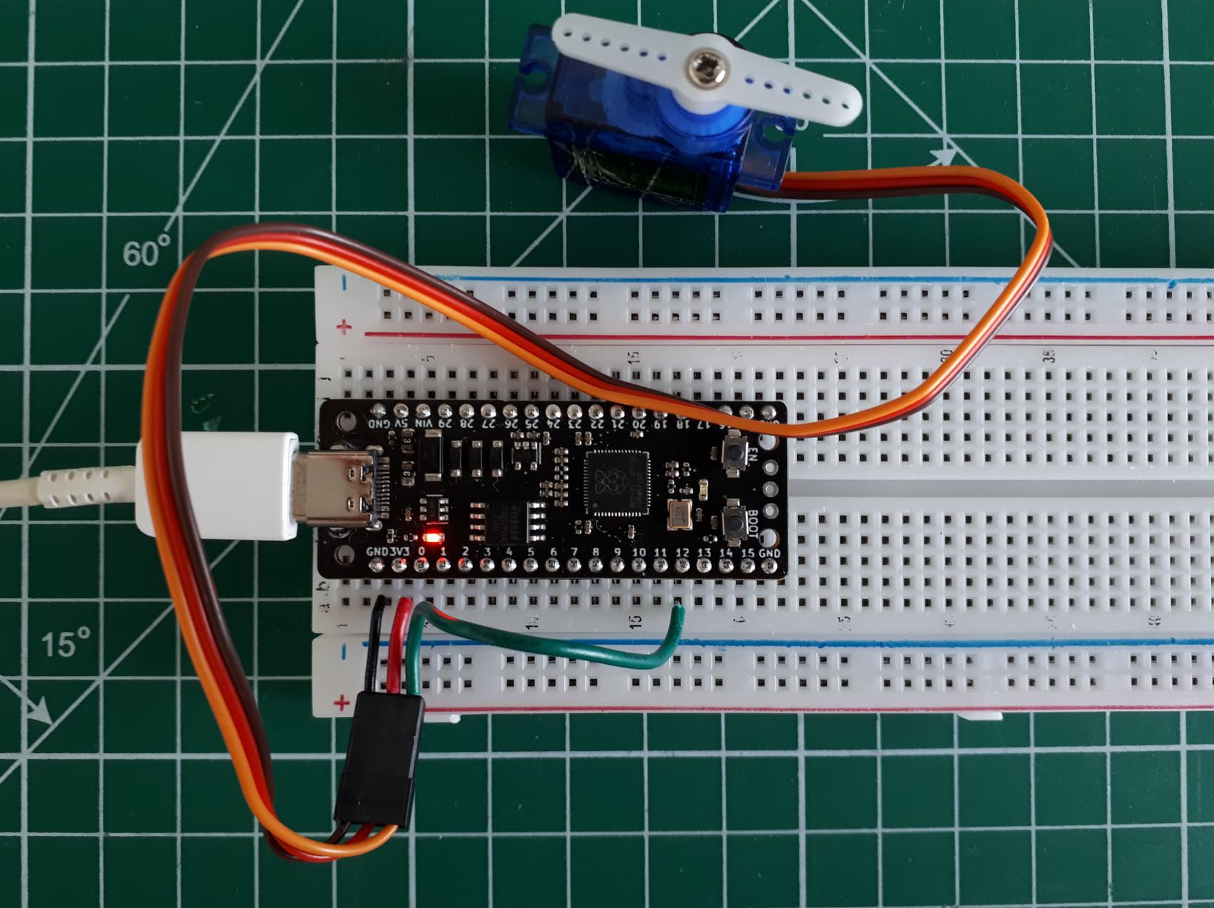 Câblage du servo SG90 et RP2040 sur plaque de prototypage